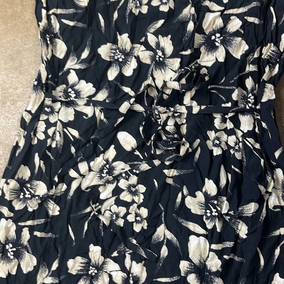 Vintage Old Navy Black and Cream Floral Maxi Dress with side slits NWT
SIZE: 10 - Picture 3 of 6